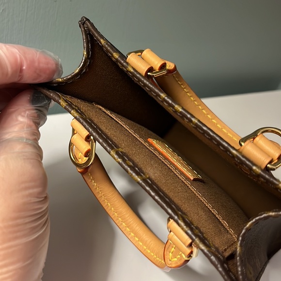 New Louis Vuitton Petit Sac Plat. Product ID: M69442. Material&Color: Monogram. - Picture 7 of 16